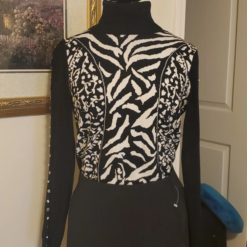 Beautiful black-and-white print turtleneck sweater with beaded sleeve detail - Picture 1 of 7